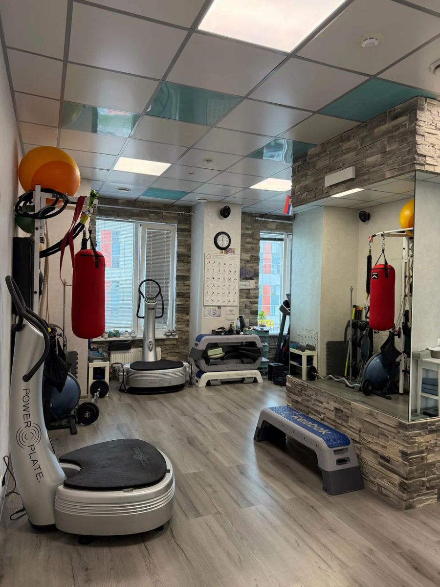 Зал студии с платформами Power Plate